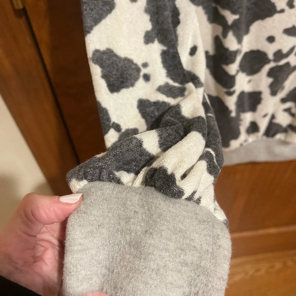 Cow print‎ light weight sweatshirt - Picture 4 of 4